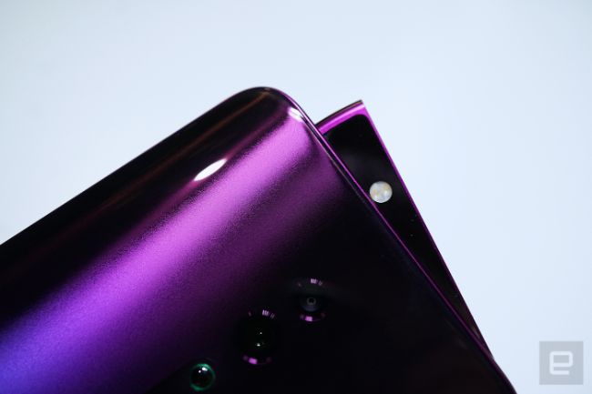 Một góc nhìn khác của phiên bản Oppo Reno màu tím.