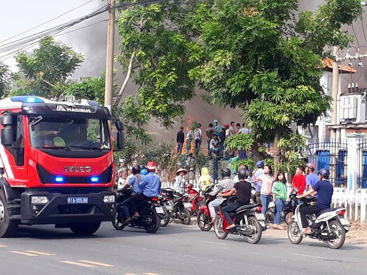 Nhóm thanh niên “liều mạng” trèo tường xem biển lửa trong KCN Sóng Thần - 3