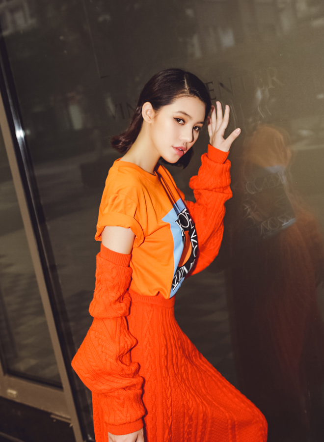 Hoa hậu Jolie Nguyễn bất ngờ diện áo nịt ngực ra phố, tôn cao vòng 1 sexy - 1