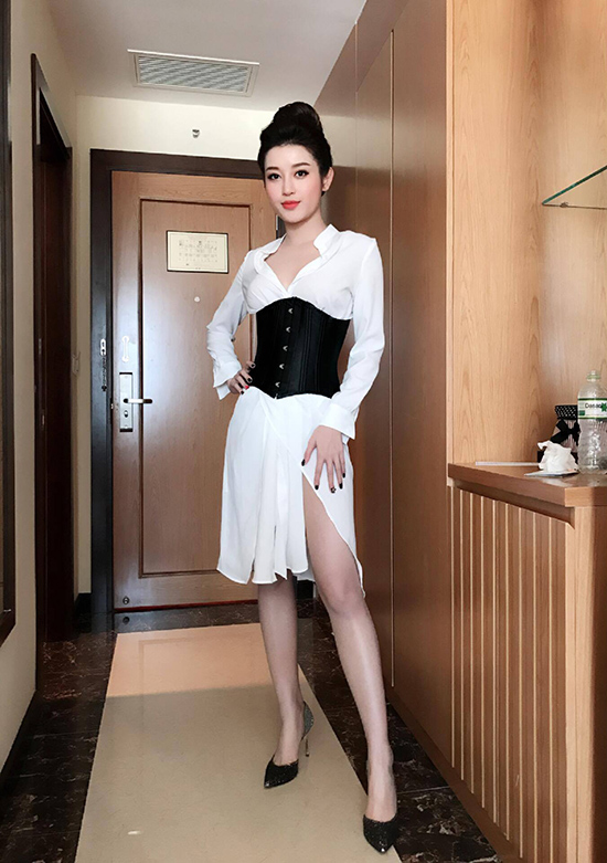 Hoa hậu Jolie Nguyễn bất ngờ diện áo nịt ngực ra phố, tôn cao vòng 1 sexy - 8