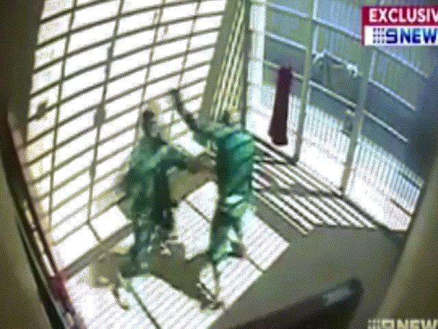Video gangster khét tiếng đánh nhau tay đôi với khủng bố trong nhà tù Úc