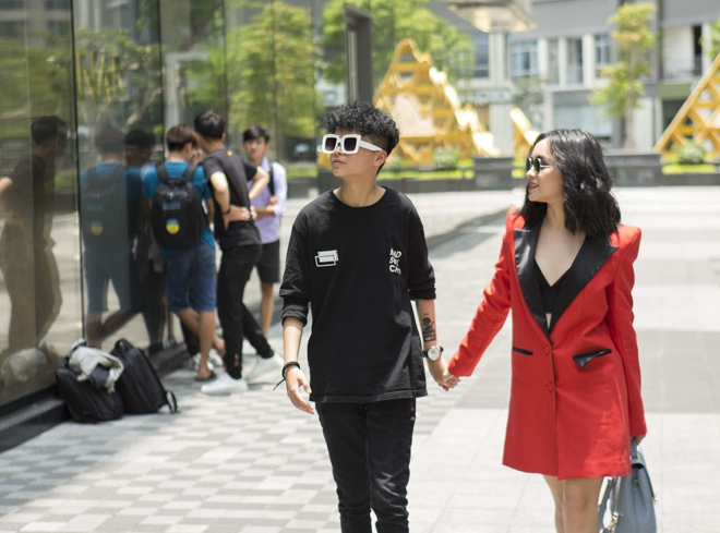 Cặp chị em gái sinh đôi cực chất tại streetstyle VIFW Xuân Hè 2019 - 1
