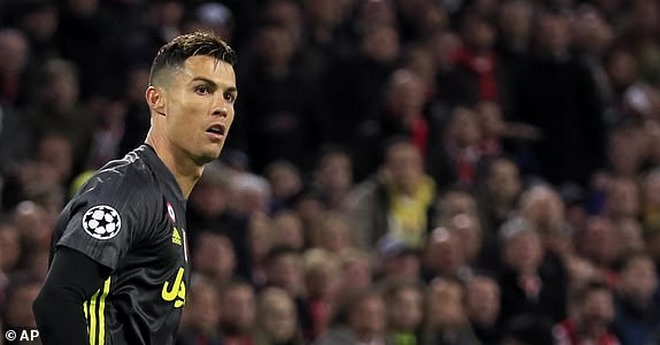 Ronaldo đánh đầu &#34;sấm sét&#34;: Juventus có bàn thắng quý như &#34;vàng&#34; trước Ajax - 4