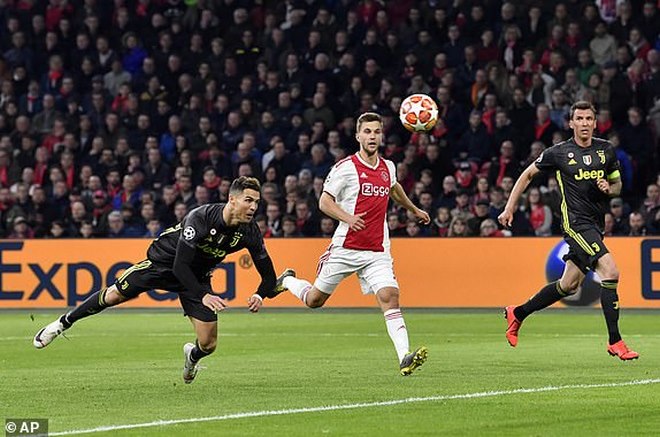 Ronaldo đánh đầu &#34;sấm sét&#34;: Juventus có bàn thắng quý như &#34;vàng&#34; trước Ajax - 6