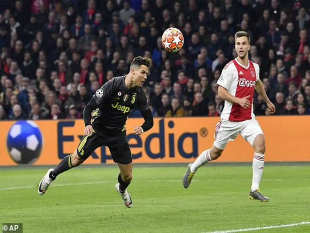 Ronaldo đánh đầu ”sấm sét”: Juventus có bàn thắng quý như ”vàng” trước Ajax
