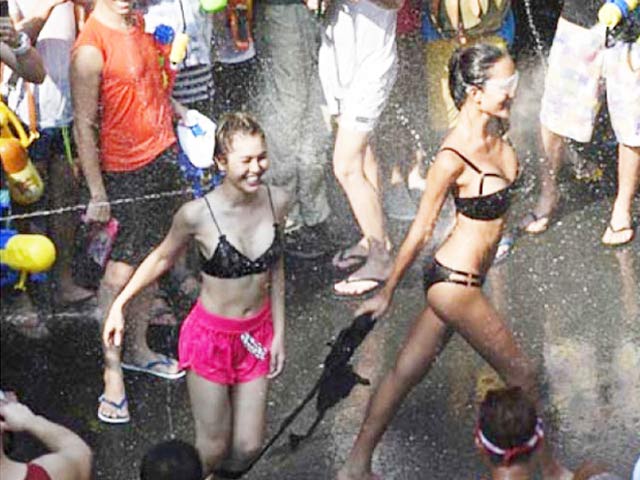 Chị em vẫn mặc sexy đi hội té nước Thái Lan, phớt lờ lệnh cấm hở hang