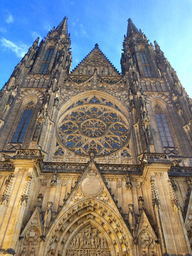 Nhà thờ thánh Vitus mang nét cổ kính tuyệt đẹp, du khách có thể leo lên đỉnh tháp chính của nhà thờ để ngắm toàn cảnh thành phố Praha thơ mộng