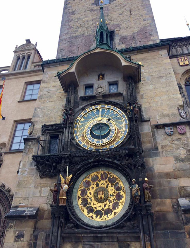 Đồng hồ thiên văn trên tòa thị chính cổ với mặt đồng hồ hình tròn được trang trí tinh xảo, biểu tượng cho mặt trời và mặt trăng
