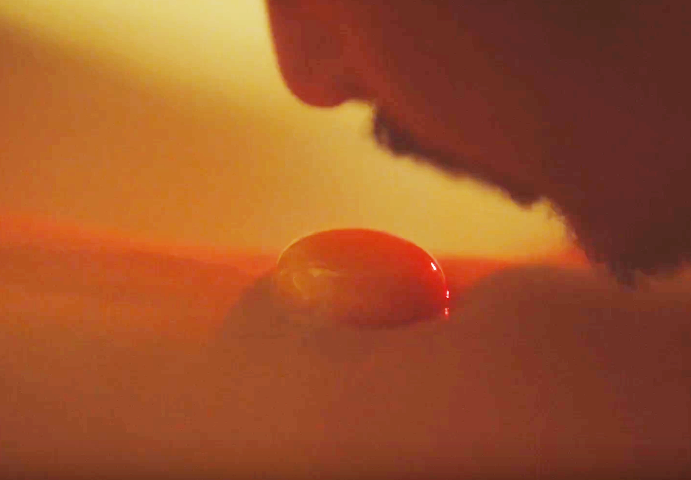 Phim Việt 18+ gây sốc với cảnh húp trứng trên bụng thiếu nữ kiểu &#34;sushi Nhật&#34; - 1