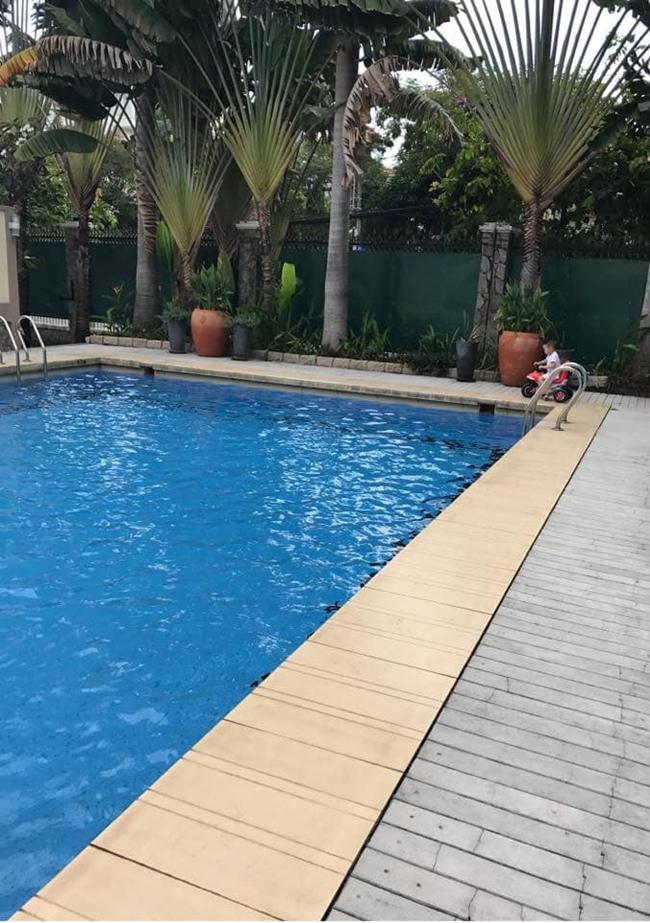 Vy Oanh gây chú ý khi chia sẻ hình ảnh đưa con đi bơi tại bể bơi ngoài trời. Khi một người bạn hỏi không thấy bể bơi này khi tới thăm nhà cô, nữ ca sĩ cho biết, bể bơi này thuộc về một căn hộ khác.