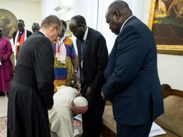 Giáo hoàng Francis quỳ gối hôn chân các lãnh đạo Nam Sudan