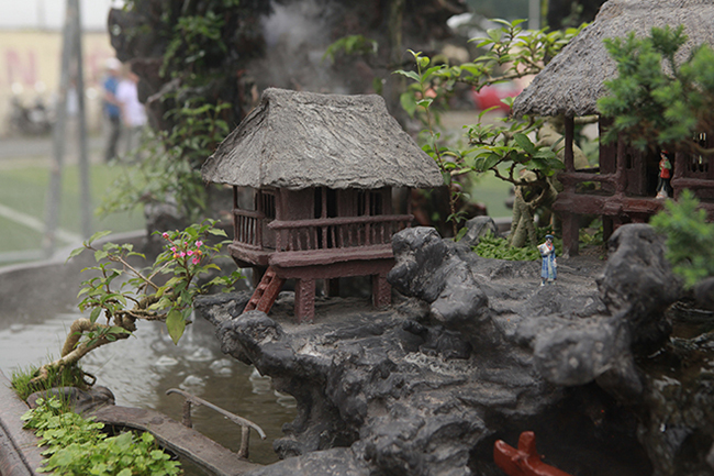 Nghệ nhân Nguyễn Văn Tiến đã tái hiện không gian sinh hoạt thường ngày của các dân tộc phía Bắc: tiếng suối chảy, nhà sàn, thác nước, chim ca, vượn hót... trên diện tích nhỏ khiến người xem thích thú.