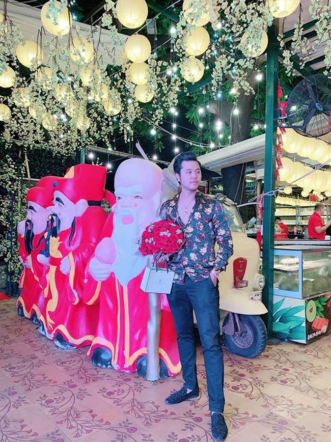 Vào ngày lễ tình nhân 14.2 vừa qua, Vũ Hoàng Việt chia sẻ tấm ảnh cầm hoa và túi quà tặng hàng hiệu kèm theo dòng trạng thái: "Cho cô ấy" #Valentine" khiến nhiều người tò mò.