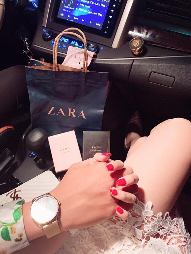 Ngày Quốc tế Phụ nữ 8.3 vừa qua, chàng người mẫu 29 tuổi cũng chia sẻ bức ảnh nắm tay một cô gái tình tứ trên xe ô tô bên cạnh là nhiều món quà hàng hiệu kèm lời nhắn: "Với người anh thương... ngày nào cũng là 8/3".