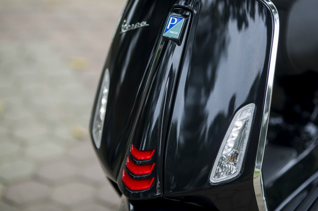 Các trang trí tinh tế làm nổi bật xe ga Vespa Sprint S 2019.