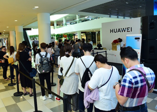 Huawei P30 Pro quá xịn, “cháy hàng” sáng ngày đầu mở bán - 1