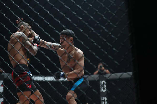 MMA châu Á: Martin Nguyễn tung đòn gối bay đẹp như mơ, giữ đai thế giới - 7