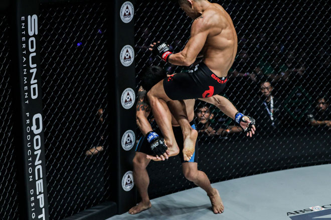 MMA châu Á: Martin Nguyễn tung đòn gối bay đẹp như mơ, giữ đai thế giới - 8