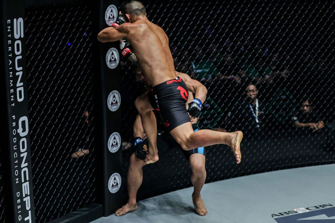 MMA châu Á: Martin Nguyễn tung đòn gối bay đẹp như mơ, giữ đai thế giới - 9