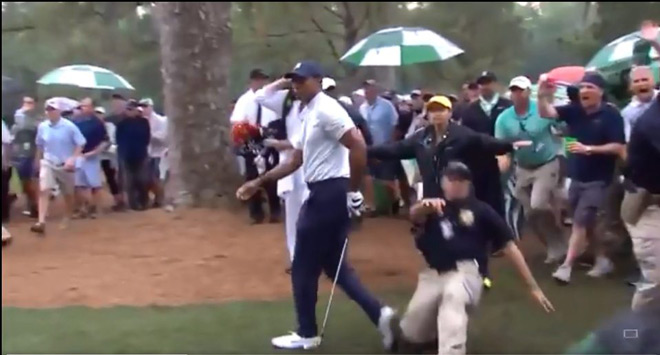 Tiger Woods gặp họa vẫn vô địch giải 11 triệu đô: Bị bảo vệ &#34;xoạc&#34; vào chân - 1