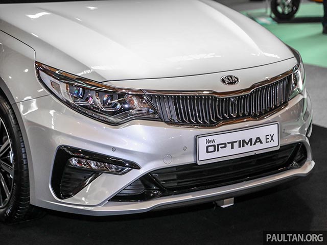 Cận cảnh Kia Optima 2019 bản EX mới với nội thất màu đen sang trọng