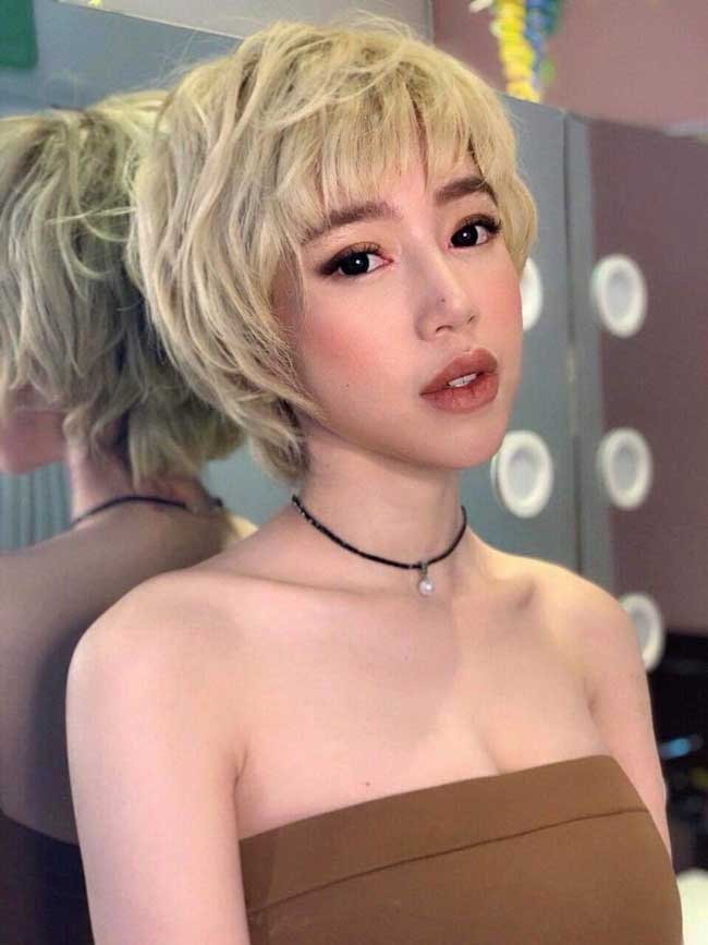 Elly Trần được đánh giá là mỹ nhân có vẻ ngoài trẻ thơ bậc nhất ở showbiz Việt hiện nay. Sở hữu các đường nét dễ thương và đặc biệt là đôi mắt ngây thơ nên khiến cô trẻ lâu.