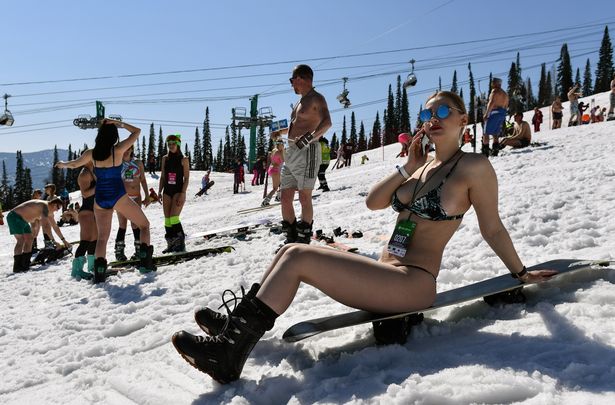 Mặc cái lạnh 15 độ C, hàng trăm cô gái xinh diện bikini trượt tuyết ở Nga - 1