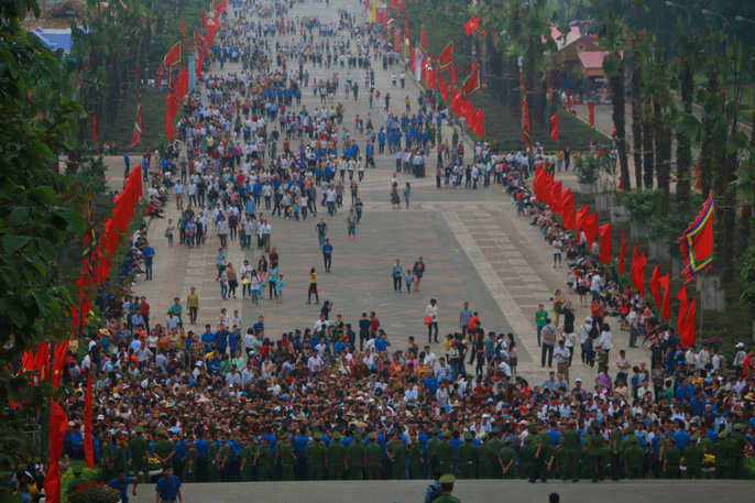 Cận cảnh vạn người chen chúc nghẹt thở ngày chính hội Đền Hùng - 1