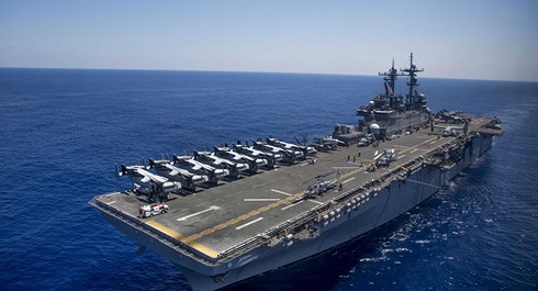 Mỹ “biến hình” tàu đổ bộ USS Wasp thành tàu sân bay ở Biển Đông - 1