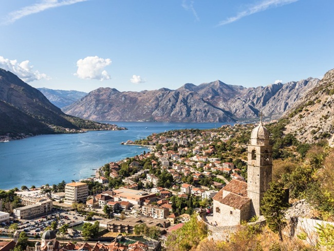 Montenegro là quốc gia ở khu vực Balkan, đông nam châu Âu. Đất nước nhỏ bé này là một trong những điểm đến hàng đầu mà các tỷ phú lựa chọn khi du lịch năm 2019, theo thông tin từ Business Insider và  công ty du lịch xa xỉ Original Travel 