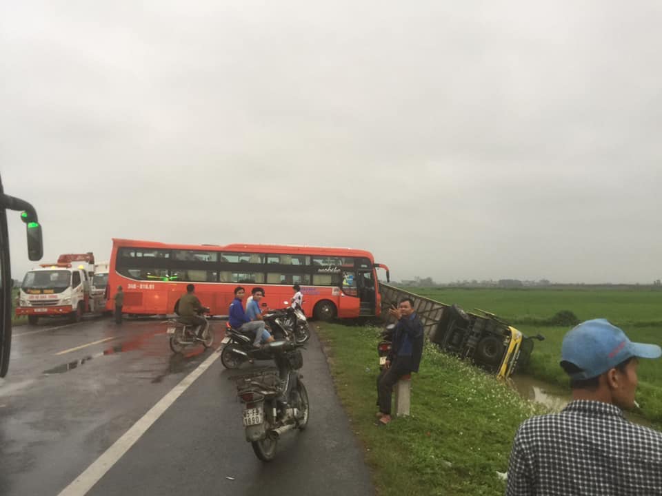 4 xe ô tô đâm liên hoàn trên đường dẫn lên cao tốc Ninh Bình- Cầu Giẽ - 2