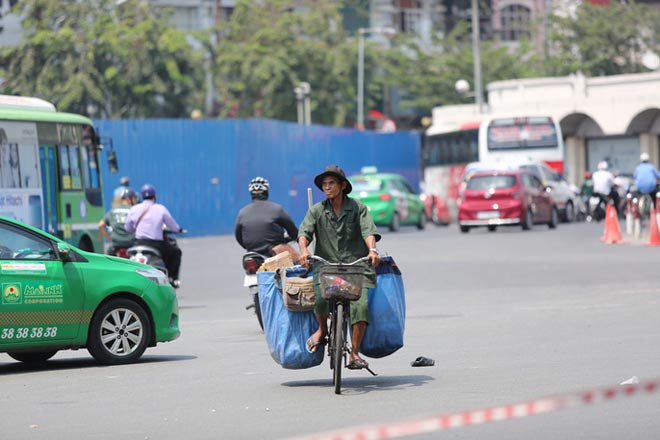 Nắng nóng ngộp thở, nhiệt độ ngoài trời ở TP HCM có thể trên 40 độ C - 3