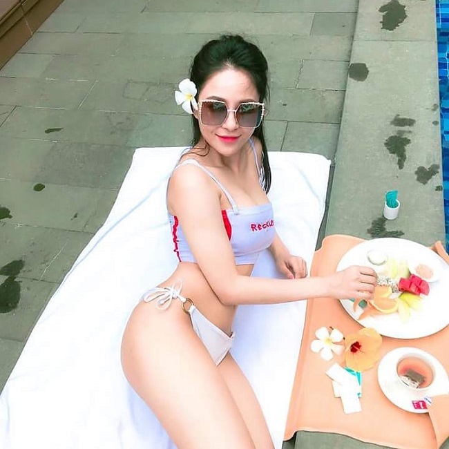 Được biết, hot girl Trâm Anh sở hữu thân hình lý tưởng với số đo 3 vòng 90-64-90 &#40;cm&#41;. Dù cho biết bản thân dễ bị tăng cân nhưng người đẹp luôn biết cách giữ gìn những chỉ số cơ thể ổn định.