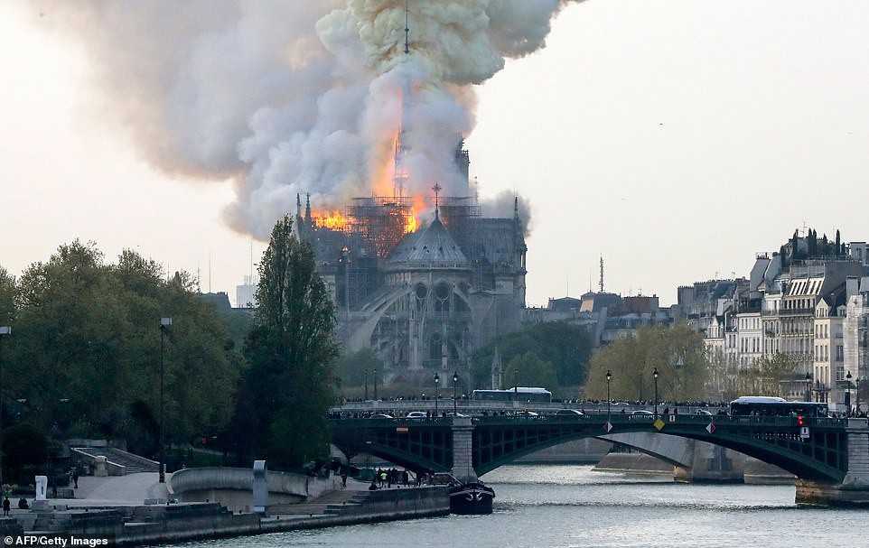 Nhà thờ Đức Bà Paris bốc cháy, sập đỉnh tháp: Sao Việt cầu nguyện - 1