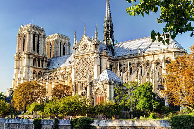 Notre-Dame de Paris, nhà thờ Đức Bà Paris là một trong những di tích lâu đời và mang tính biểu tượng nhất của thủ đô nước Pháp và cũng là một trong những nhà thờ nổi tiếng nhất châu Âu.