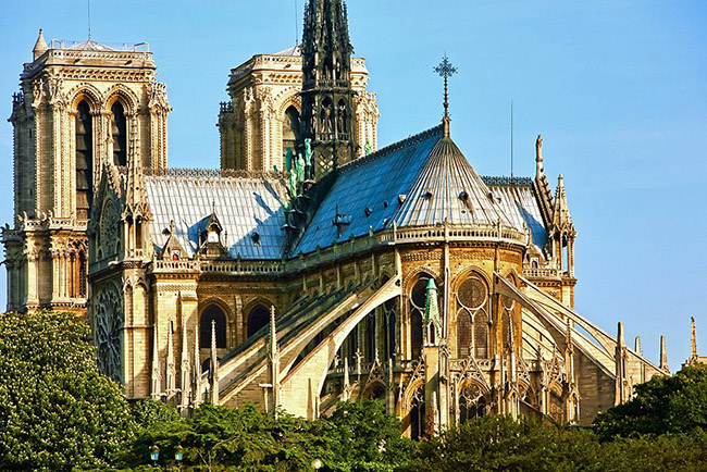 Đây là nhà thờ chính tòa của Pháp, nơi tổ chức đám cưới hoàng gia, nơi Napoleon Bonaparte lên ngôi vương và phong chân phước cho Joan of Arc.&nbsp;