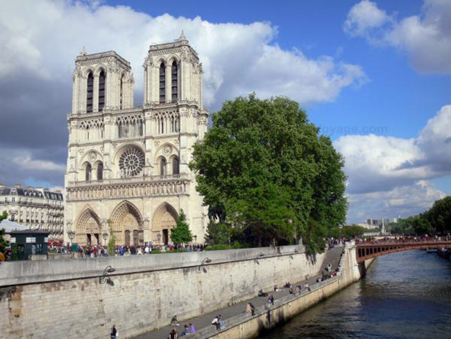 Nhà thờ Đức Bà được xây dựng bởi vua Louis VII, người muốn nó trở thành một biểu tượng của quyền lực chính trị, kinh tế, trí tuệ và văn hóa của Paris trong và ngoài nước. 