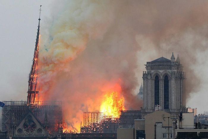 Khoảnh khắc tháp nhà thờ Đức Bà Paris đổ sập trong ngọn lửa hung tàn - 1