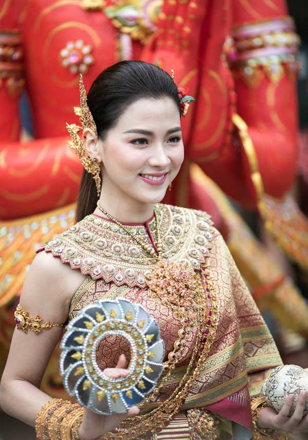 Gu thời trang ngoài đời của &#34;nữ thần té nước Thái Lan&#34; - 1