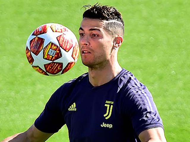 Tin nóng tứ kết Cúp C1 16/4: Ronaldo “cưỡi ngựa” Matuidi trong buổi tập