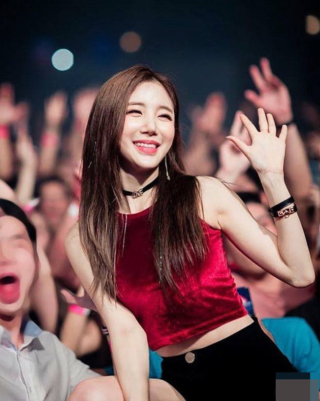 Từ một người mẫu có tiếng trong làng giải trí Hàn, cô nàng rẽ ngang, trở thành DJ chuyên nghiệp. 