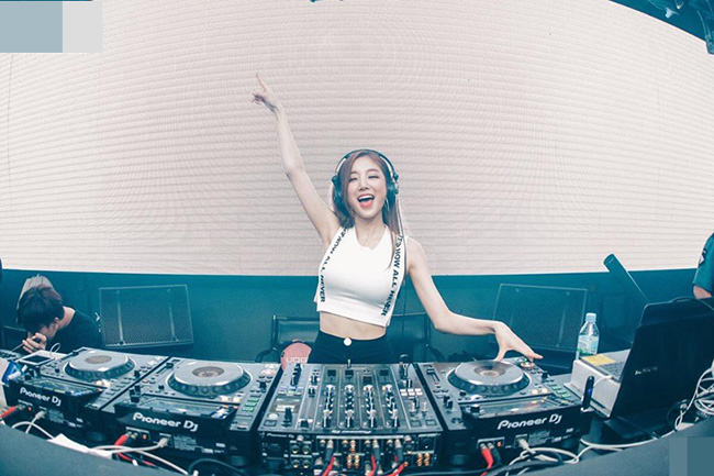 Không cần ăn mặc quá hở hang khi lên sân khấu, nữ DJ vẫn được giới trẻ Hàn Quốc mến mộ nhờ tài năng mix nhạc. 