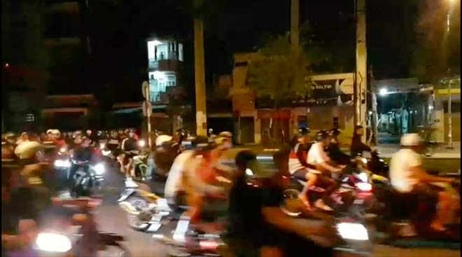 Clip: Dân chơi kéo nhau đua xe trái phép, livestream trên facebook - 1