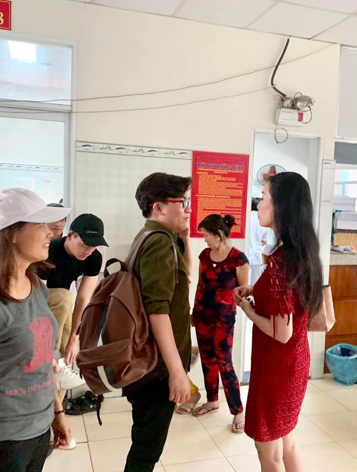 MC Đại Nghĩa và Trịnh Kim Chi vào viện động viên nghệ sĩ Lê Bình - 1