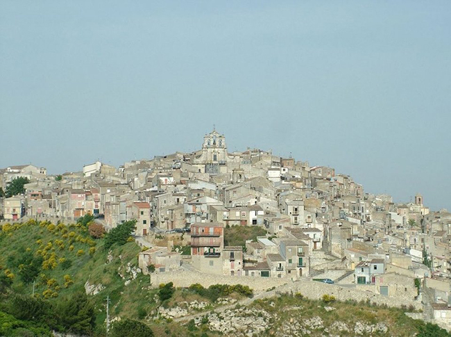 Thị trấn Mussomeli, nước Ý có 11.000 cư dân, nhưng nhiều ngôi nhà đã bị bỏ hoang khi mọi người di chuyển đến các khu vực đô thị để sinh sống