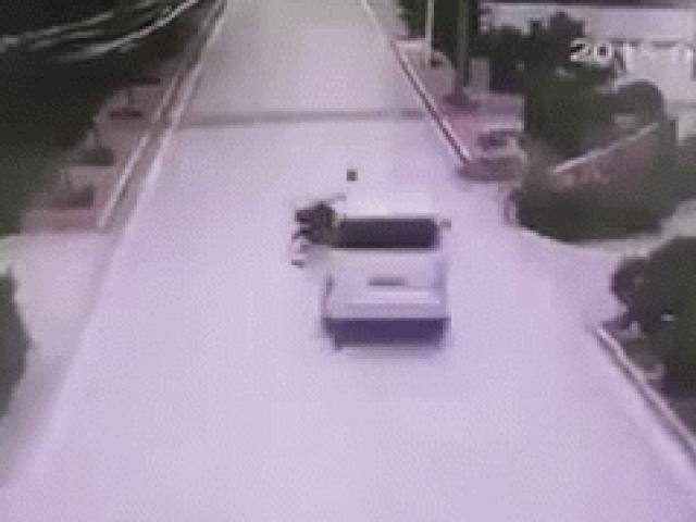 SỐC: Lái xe máy thoát nguy hiểm còn ”giả chết” trốn trách nhiệm