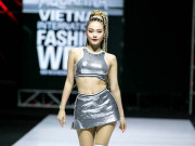 Thời trang - Màn catwalk lộn nhào của Minh Hằng na ná nhà thiết kế 72 tuổi