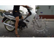 Thế giới xe - Xe máy gắn lò xo cho bánh trước của biker Việt gây sốt báo ngoại