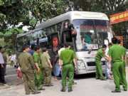 Pháp luật - Bị chặn giữa đường, người trên xe khách lao xuống nổ súng &quot;thị uy&quot;