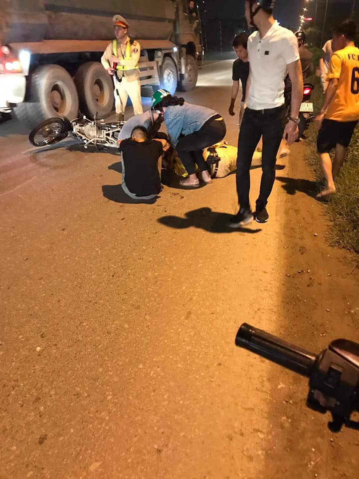 Hà Nội: CSGT bị tông trọng thương khi băng qua đường - 1